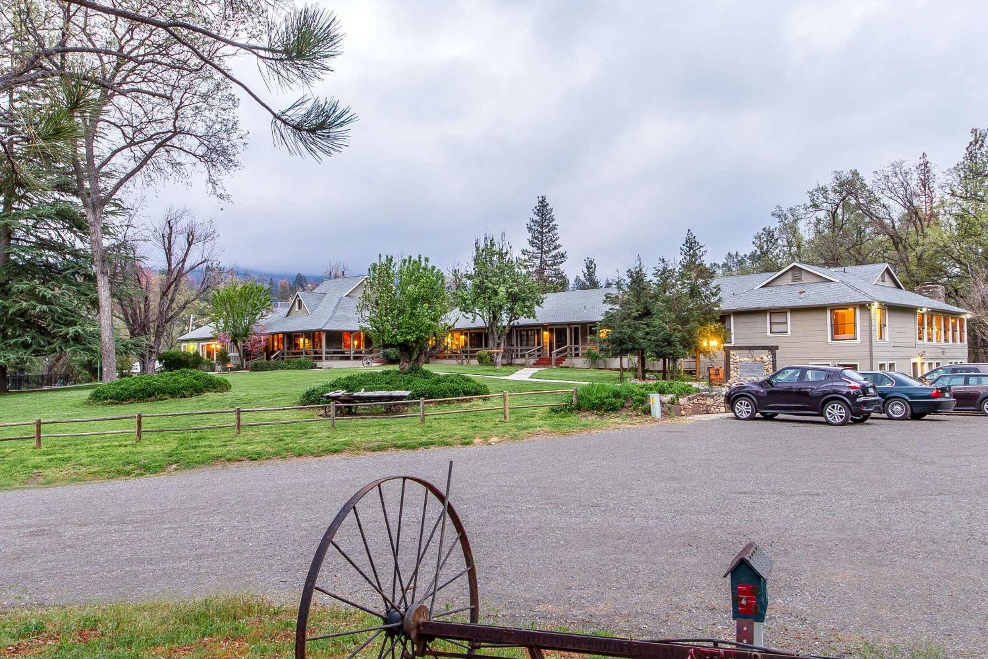 Отель Sierra Sky Ranch Окхерст Экстерьер фото