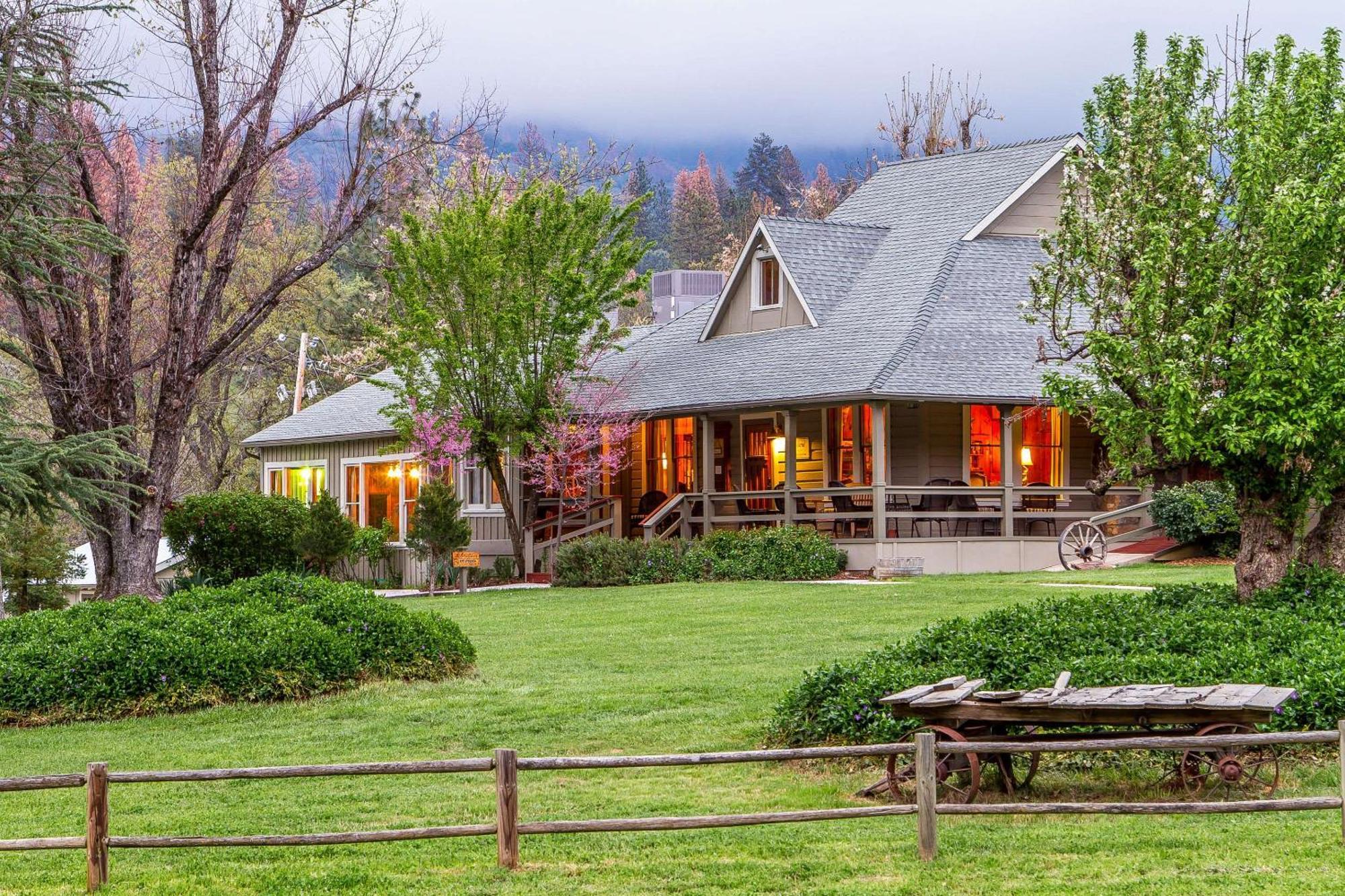 Отель Sierra Sky Ranch Окхерст Экстерьер фото